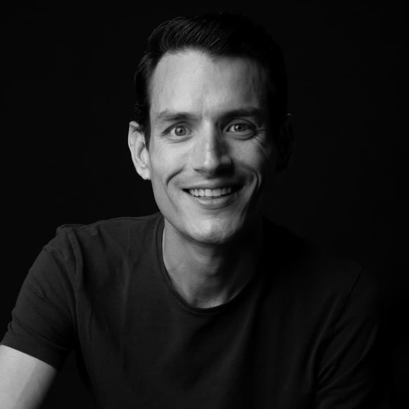 Retrato de Sebastián Delsalto, fundador de Wingman, en blanco y negro